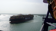 cang cai mep   thi vai  tau hang xep do ky luc 15 000 container