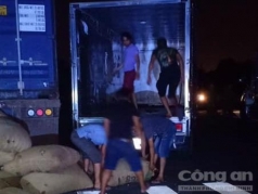 nhom tai xe o sai gon cau ket  ??rut ruot ?? container dua hoi lo khi bi bat qua tang
