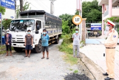 phat hien 3 nguoi tron phia sau thung xe tai tai tra vinh  di tu binh phuoc