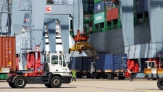 vi sao mot container tu tp hcm xuong vung tau dat hon di singapore