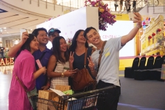 vlogger giang oi va dino vu  ??thach ?? nhau ban mon an viet nam  hat dieu  tai xu so chua vang